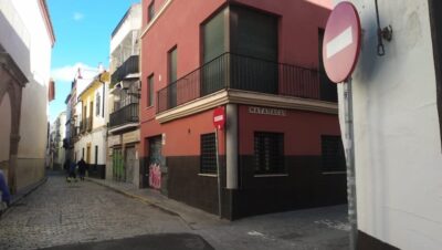 ENTRADA ORIENTADA AL NORTE, ESQUINA CON CALLE SOL