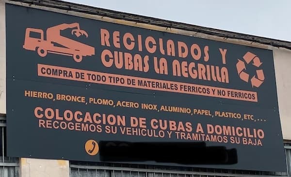 Camiones de recogida y contenedores de Reciclados y Cubas La Negrilla preparados para servicio a domicilio Camiones de recogida y contenedores de Reciclados y Cubas La Negrilla preparados para servicio a domicilio