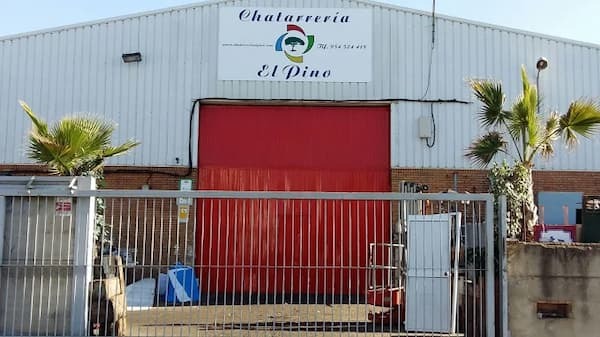 Entrada principal de Chatarrería El Pino en el Polígono Industrial El Pino con contenedores clasificados por tipo de material Entrada principal de Chatarrería El Pino en el Polígono Industrial El Pino con contenedores clasificados por tipo de material