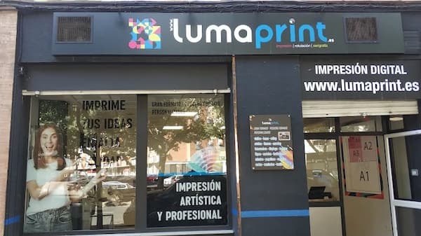 Equipos de impresión digital de última generación en las instalaciones de Lumaprint Sevilla Equipos de impresión digital de última generación en las instalaciones de Lumaprint Sevilla