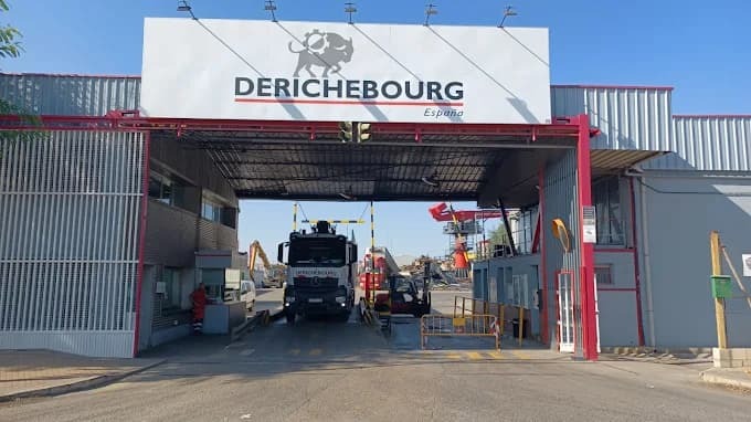 Instalaciones industriales de DERICHEBOURG ESPAÑA en Alcalá de Guadaira con maquinaria especializada para reciclaje Instalaciones industriales de DERICHEBOURG ESPAÑA en Alcalá de Guadaira con maquinaria especializada para reciclaje