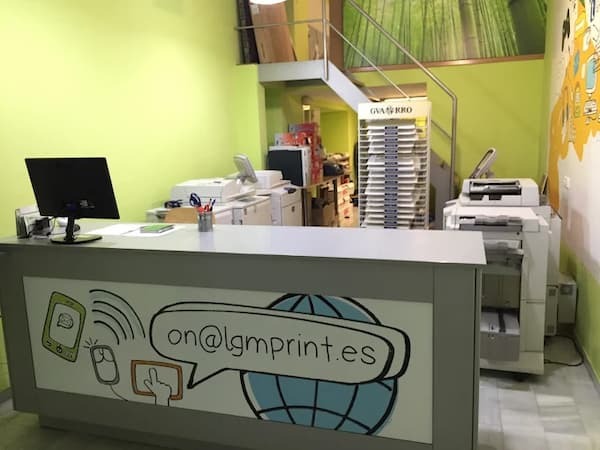 Showroom de LGMPRINT mostrando diversos productos impresos y opciones de acabados Showroom de LGMPRINT mostrando diversos productos impresos y opciones de acabados