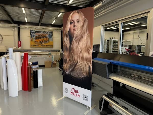 Trabajadores de Módulo Gráfico Sevilla operando equipos de impresión de gran formato Trabajadores de Módulo Gráfico Sevilla operando equipos de impresión de gran formato
