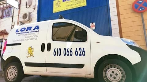 Vehículo y equipo de Lora Electricidad Sevilla atendiendo una emergencia eléctrica Vehículo y equipo de Lora Electricidad Sevilla atendiendo una emergencia eléctrica