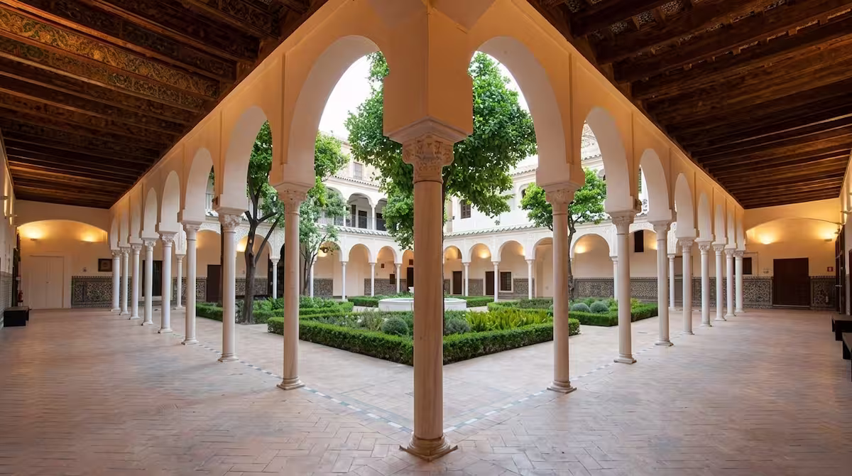 El Real Monasterio de Santa Clara en Sevilla: Un tesoro oculto entre palacios y leyendas 1 claustro COnvento santa clara