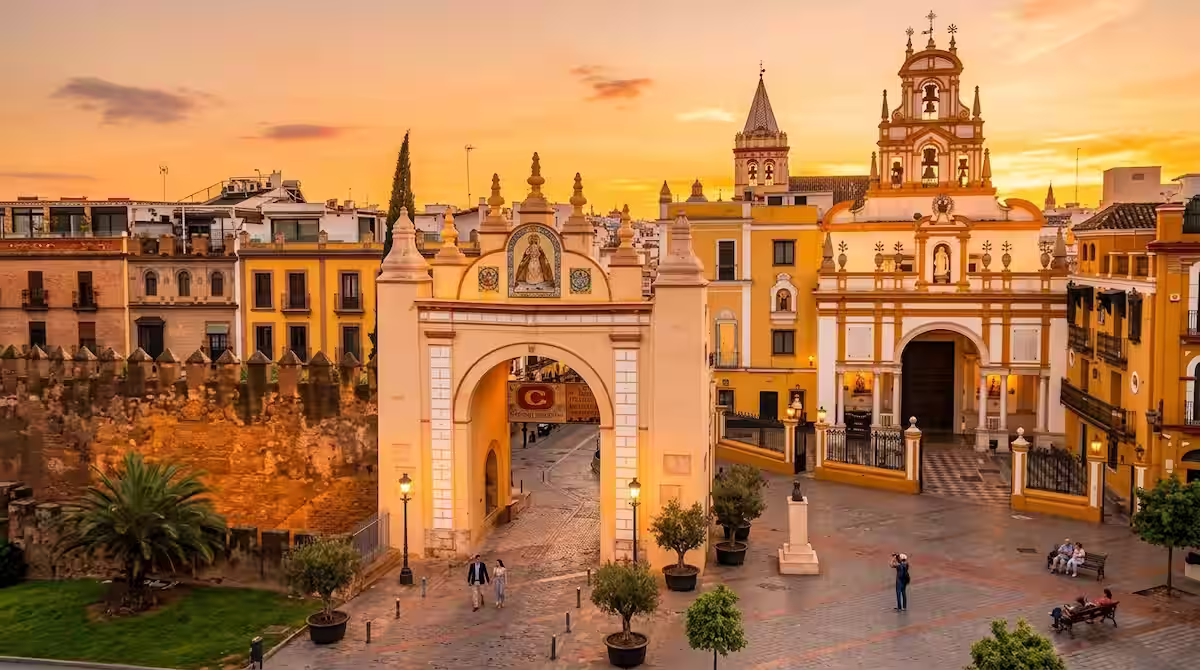 Qué ver en el barrio de la Macarena de Sevilla 1 Arco de la Macarena y restos de la muralla almohade en Sevilla iluminados al atardecer
