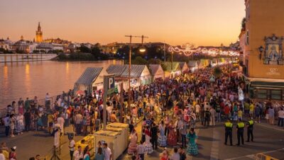 Del 21 al 26 de julio de 2026, Triana celebra su tradicional Velá de Santa Ana con la mítica cucaña en la calle Betis, un amplio cartel de conciertos en el Altozano y actividades culturales que arrancan motores desde mediados de mes.